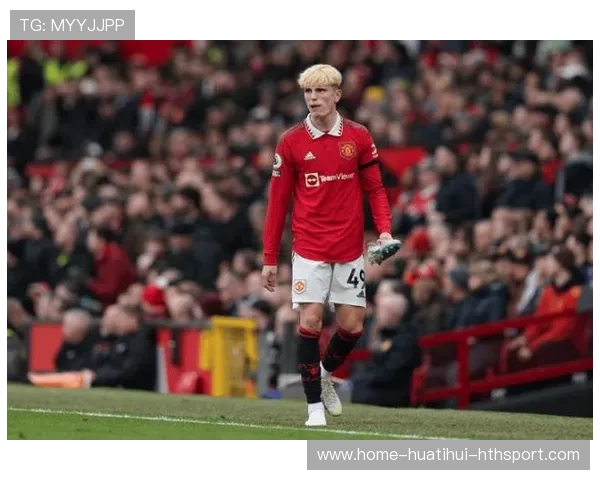 曼联连续推进到禁区，加纳乔侧身扫射命中