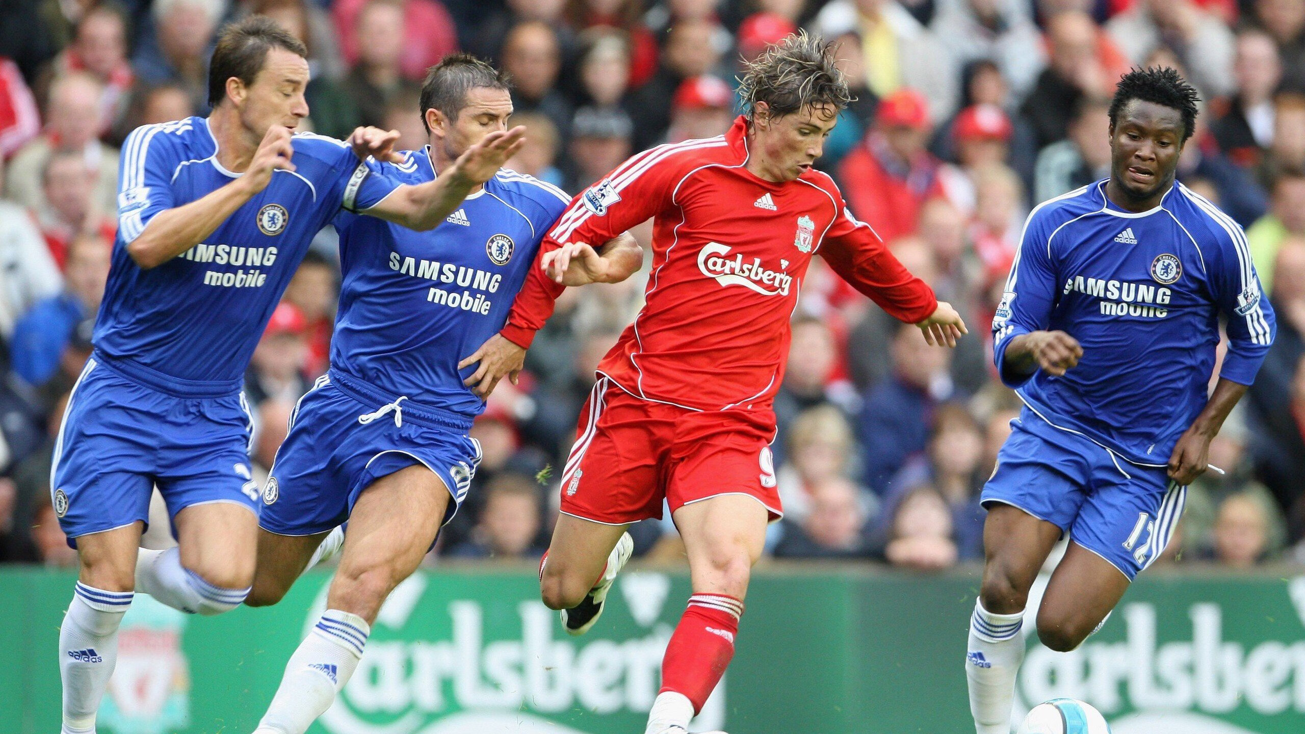 冰面救援演练赛 在安全区域进行穿冰自救模拟